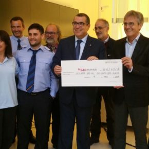 El conseller Jané entrega els fons captats amb els calendari 2017